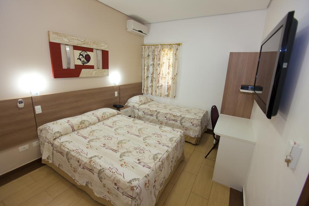 Hotel Oly Plaza Piracicaba Oda fotoğraf